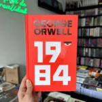 Fotografía de la portada del Libro 1984 edición tapa dura 9788466357562
