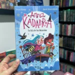 Fotografía de la portada del Libro Anna Kadabra 5 La isla de las mascotas 9786287572249