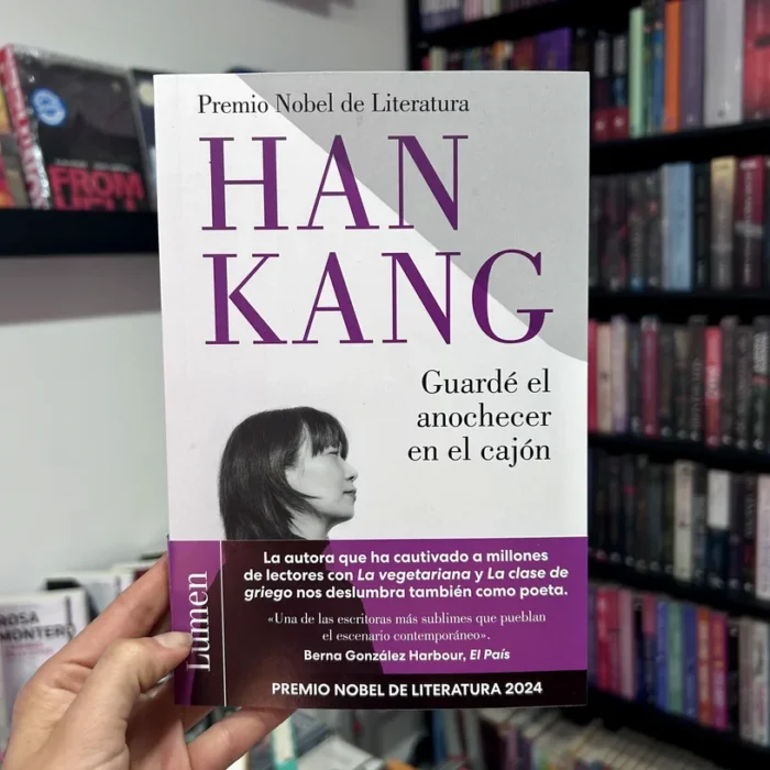 Fotografía de la portada del Libro Guardé el anochecer en el cajón de Han Kang 9786287658493