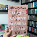 Fotografía de la portada del Libro Lo que la nieve susurra al caer 9786287575202