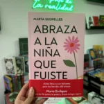 Fotografía de la portada del Libro Abraza A La Niña Que Fuiste 9786289679731