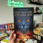 Fotografía de la portada del Libro Gatos Guerreros cuatro clanes 3 El bosque de los secretos 9786287507333