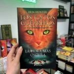 Fotografía de la portada del Libro Gatos Guerreros Saga Cuatro Clanes 6 La Hora Más Oscura 9786287507388