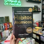 Fotografía de la portada del Libro Hábitos Atómicos Edición Especial 9786287578364