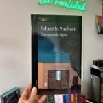 Fotografía de la portada del Libro Demasiado lejos 9786287778382