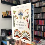 Fotografía de la portada del Libro El infinito en un junco edición de lujo cantos pintados 9786287745520